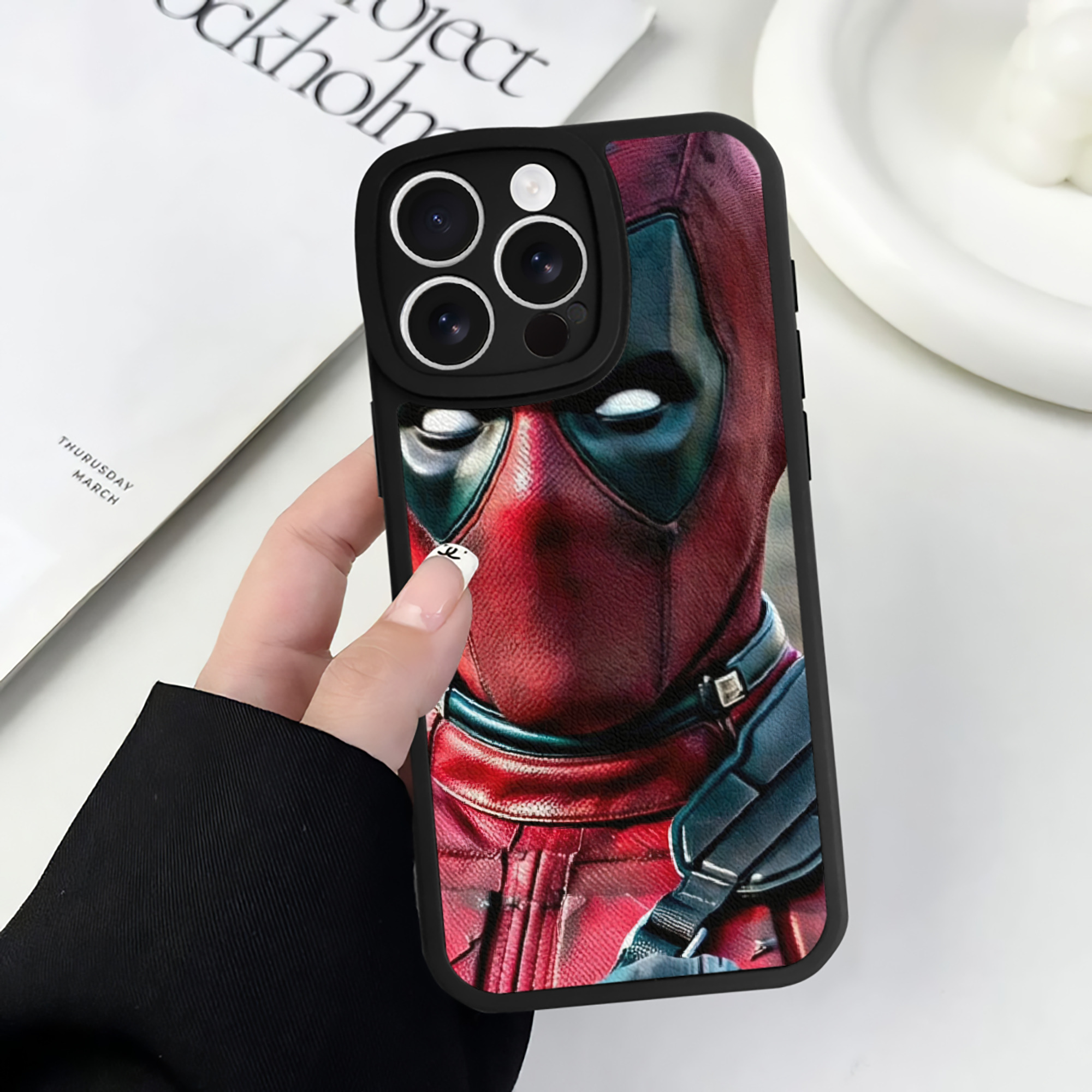 （画像用） Deadpool デッドプール 【iPhone 16シリーズ対応】シリコンスマホケース（レザー調） 材質：シリコン